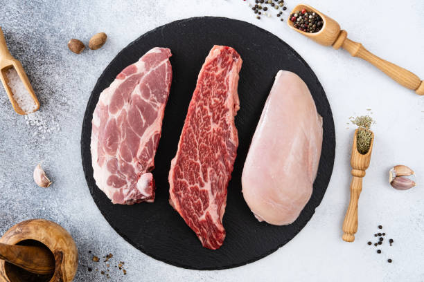 Ba loại thịt heo, bò và ức gà nhập khẩu trên đĩa đá đen