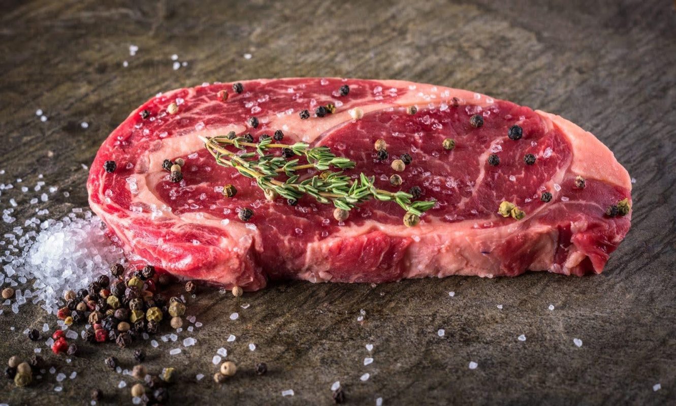Miếng thăn lưng bò ribeye tươi rắc muối tiêu