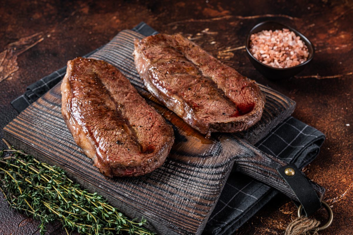 Hai miếng thịt bò áp chảo trên thớt gỗ, thịt bò nhập khẩu Food Life
